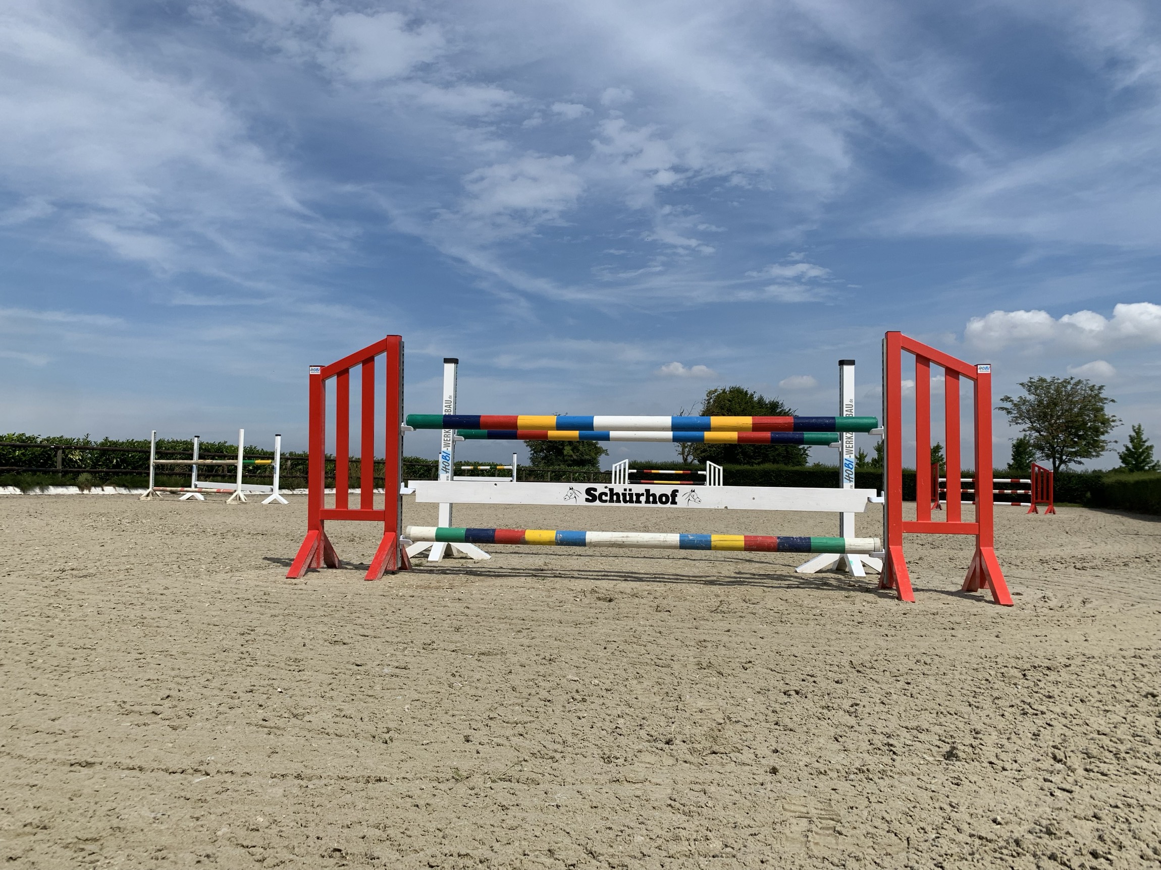 Springparcours mit Hindernissen auf Risohorse® Reitboden – Tradition Innovation Zukunft