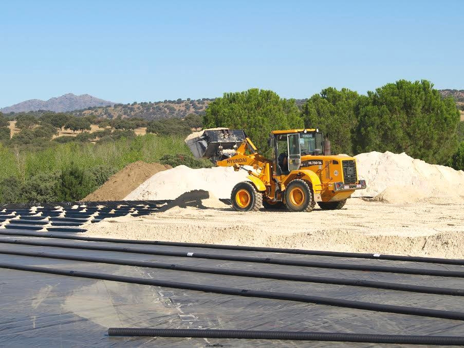 Bagger bei Sandbaggerei für Risohorse® Reitbodenbau mit Spezialmaschinen