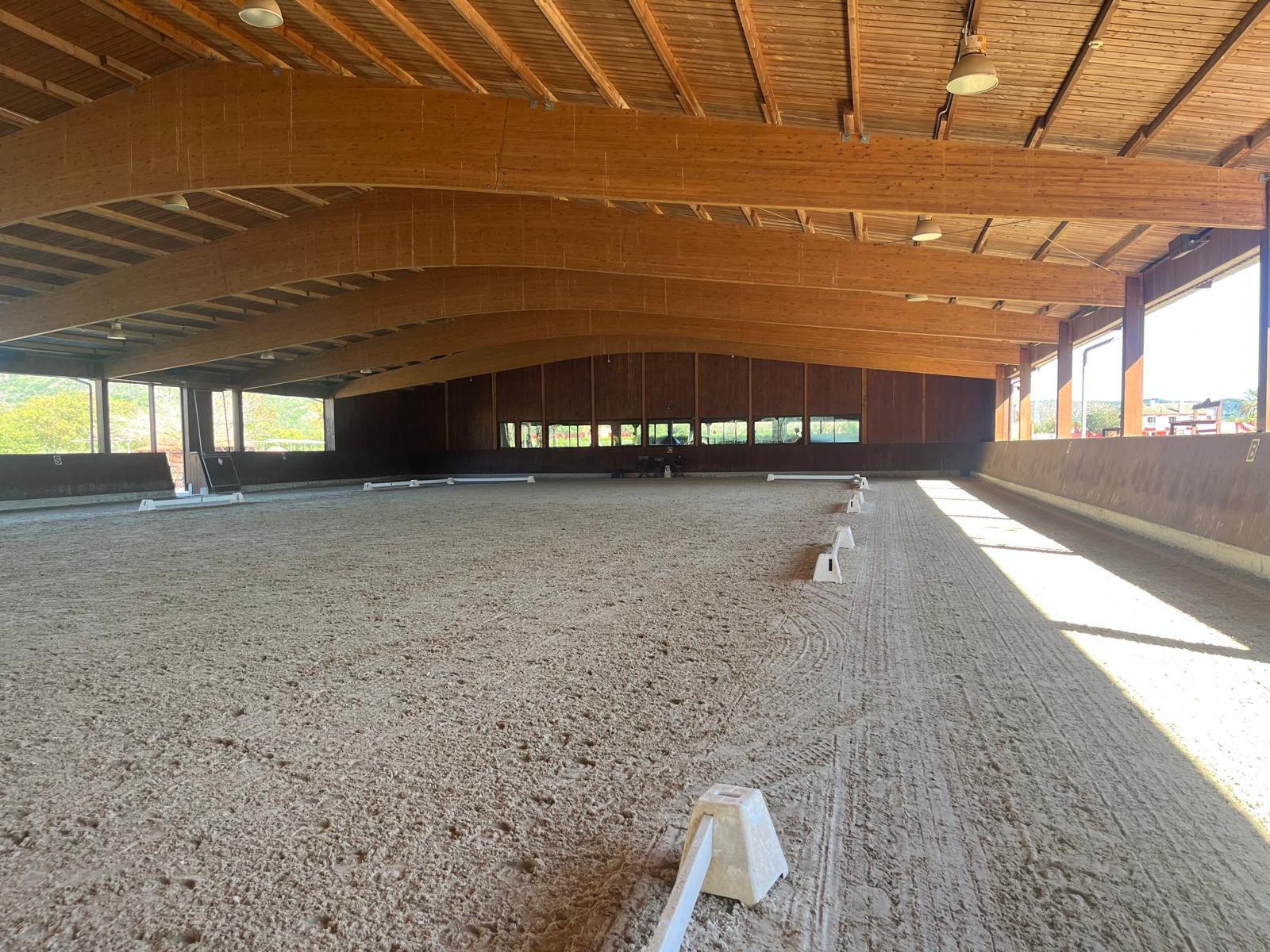 Innenansicht Reithalle Grupo Dos Lunas mit Risohorse Ebbe-Flut-Reitboden für Polotraining
