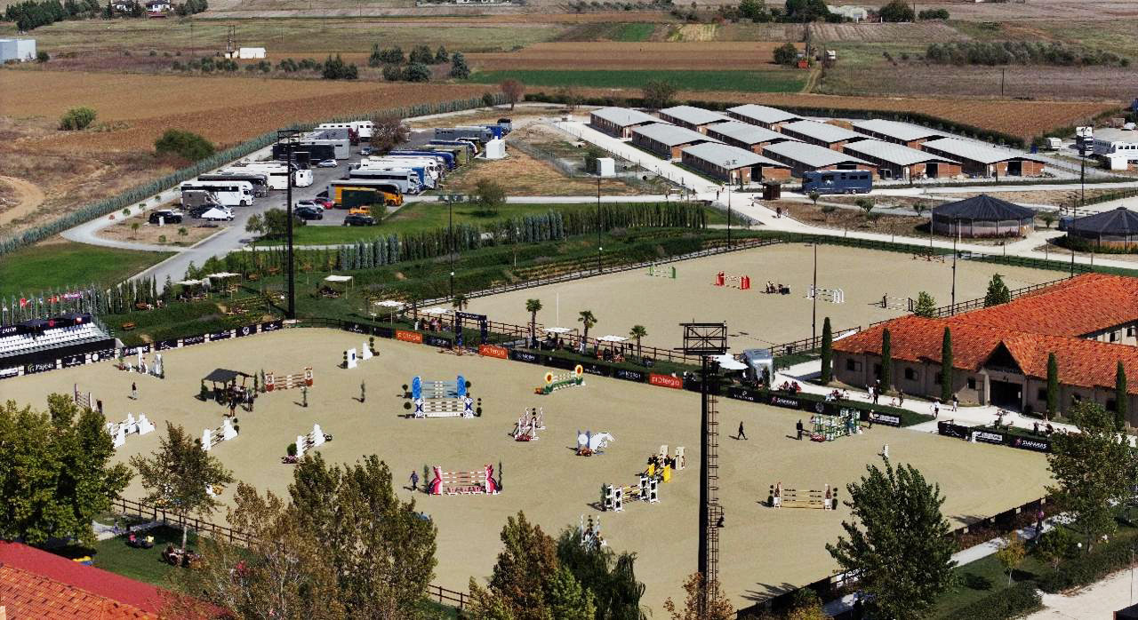 Luftaufnahme Ippos Club Thessaloniki mit zwei Risohorse Reitböden und Turnieranlagen