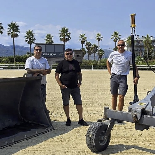 Janusz Wiechecki Baustellenleiter Risohorse® mit Team auf Reitanlage