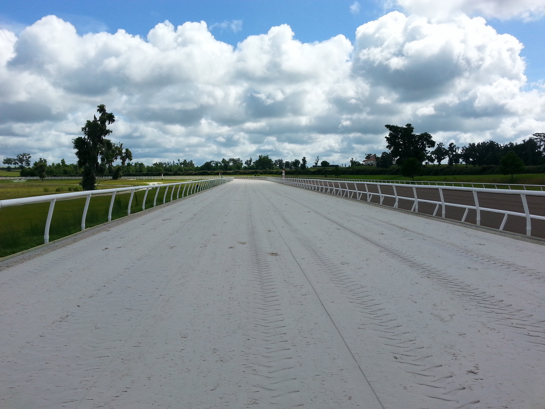 Risohorse Rennbahnbelag Adena Springs South erste Galopprennbahn mit Ebbe-Flut-System-01