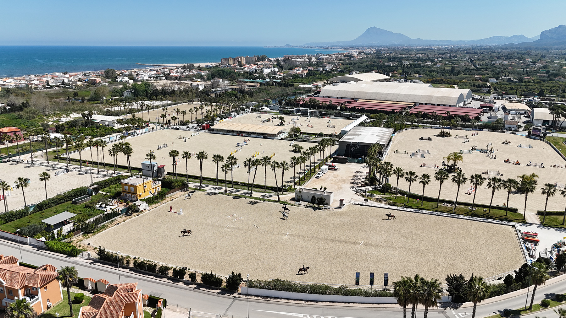 Vista aérea de las instalaciones ecuestres Oliva Nova con sistema Risohorse® de flujo y reflujo