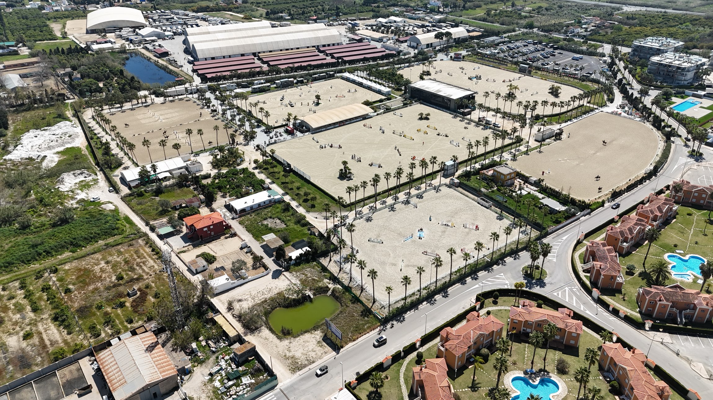 Complejo ecuestre Oliva Nova Mediterranean Equestrian Tour con pistas Risohorse®